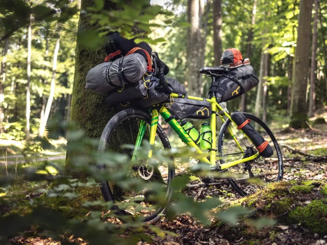 Fahrrad mit Bikepacking Lenkertasche im Wald