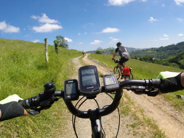 Ein Mann fährt mit dem Fahrrad mit Fahrradcomputer am Lenker