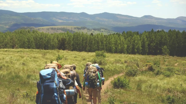 Eine Gruppe Wanderer beim Ultraleicht Trekking