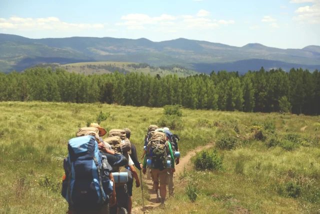 Eine Gruppe Wanderer beim Ultraleicht Trekking